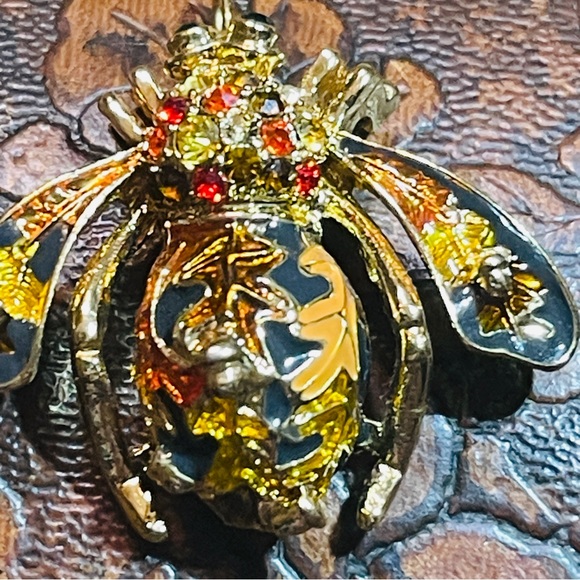 RARE! Joan Rivers “Fall Bee” Signed With Crystals & high quality enamel! - Picture 2 of 16